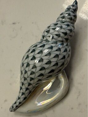 Herend Hungary Green and White Fishnet Shell Bird Figurine